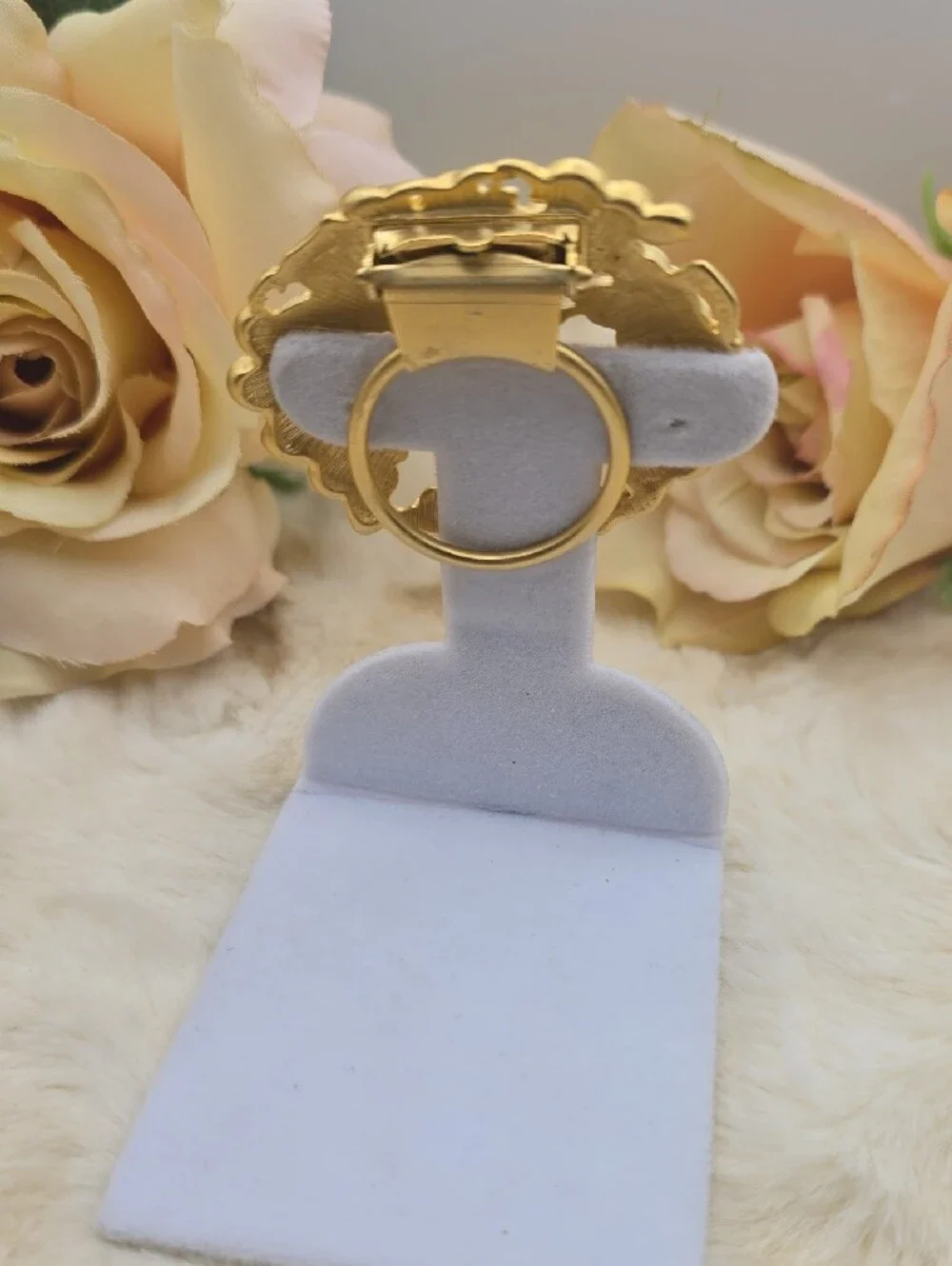 Mary McFadden, Signed. FLoral/Scalloped Gold-Tone Scarf Clip